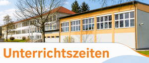Ein gelbes und weißes Gebäude mit vielen Fenstern und einem roten Dach, mit einem kahlen Baum davor und einem blauen Himmel im Hintergrund.