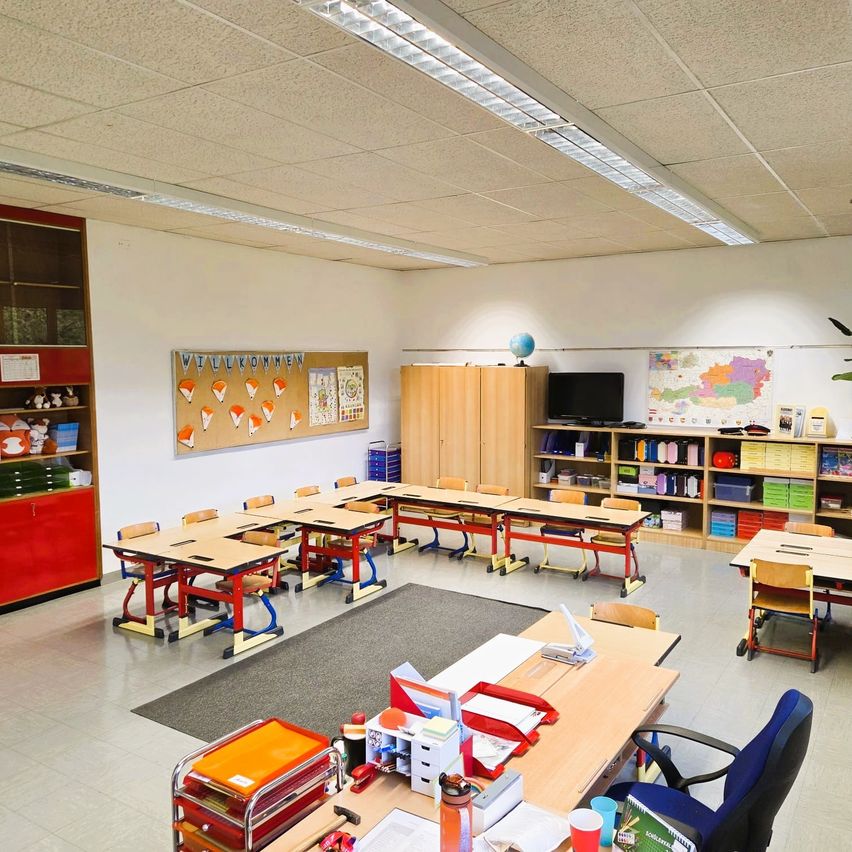 Ein neu gestalteter Klassenraum lädt ein zum Lernen