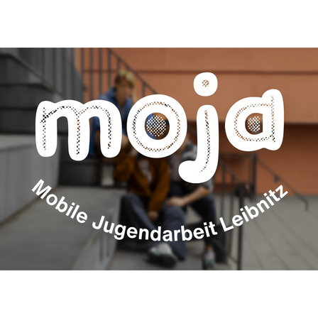 Bild des 'moja' Logos mit zwei Personen auf einer Treppe. 'Mobile Jugendarbeit Leibniz' steht darunter.