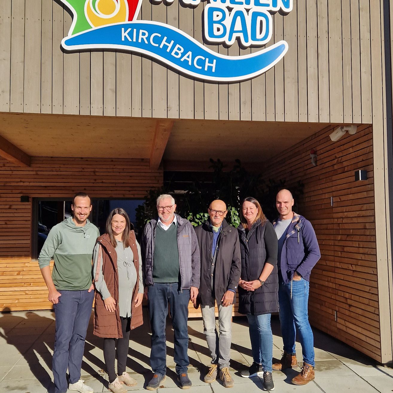 Bild enthält, Pants, Shoe, Jeans, Coat, Adult, Male, Man, Person, Glasses, Teen