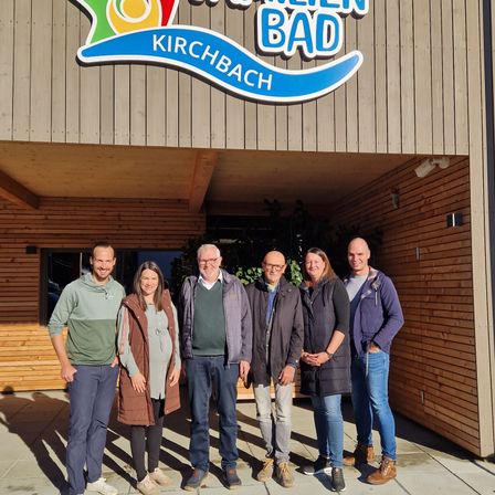 Bild enthält, Pants, Shoe, Jeans, Coat, Adult, Male, Man, Person, Glasses, Teen