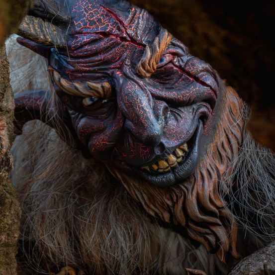 Bild enthält, Adult, Female, Person, Woman, Accessories, Ornament, Animal, Lion, Mammal, Wildlife