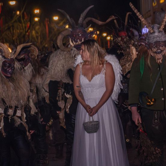 Bild enthält, Adult, Female, Person, Woman, Bride, Festival, Clothing, Dress, Face, Halloween