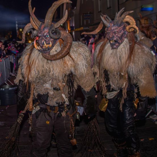Bild enthält, Carnival, Adult, Female, Person, Woman, Festival, Handbag, Face, Crowd, Sheep