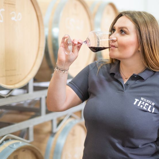 Bild enthält, Beverage, Alcohol, Adult, Female, Person, Woman, Smoke Pipe, Face, Nature, Drinking