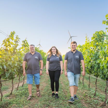 Bild enthält, Nature, Outdoors, Countryside, Rural, Farm, Vineyard, Adult, Male, Man, Person