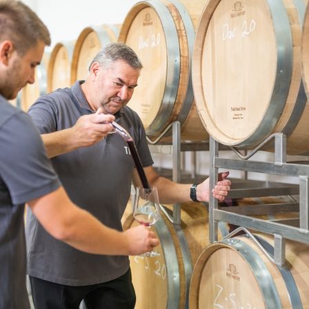 Bild enthält, Adult, Male, Man, Person, Nature, Outdoors, Alcohol, Beverage, Countryside, Rural