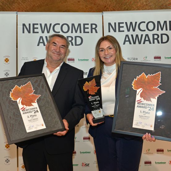 Bild enthält, Adult, Female, Person, Woman, Leaf, Male, Man, Suit, Face, Poster