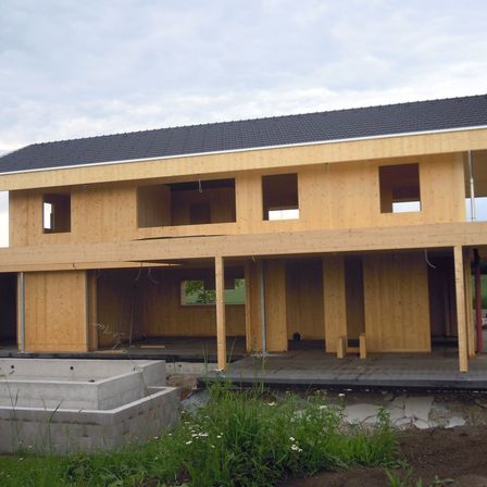 Bild enthält, Interior Design, Building, Housing, House, Porch, Portico, Grass, Wheel, Shelter, Wood