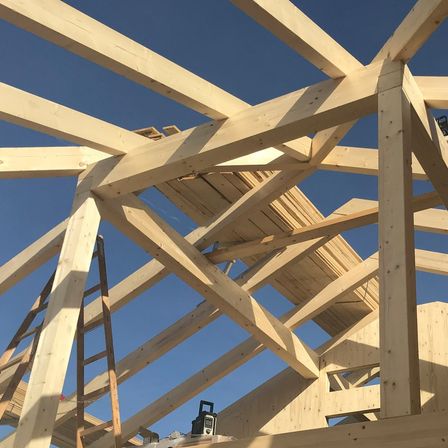 Bild enthält, Wood, Lumber, Construction, Clothing, Footwear, Shoe