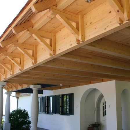 Bild enthält, Wood, Interior Design, Building, House, Housing, Porch, Plywood, Hardwood, Handbag, Pergola