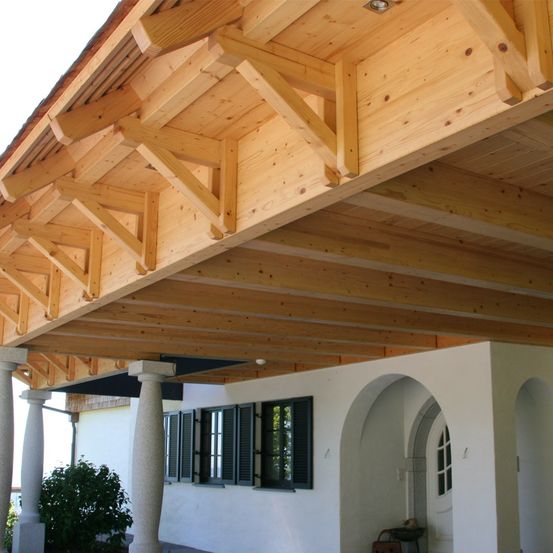 Bild enthält, Wood, Interior Design, Building, House, Housing, Porch, Plywood, Hardwood, Handbag, Pergola