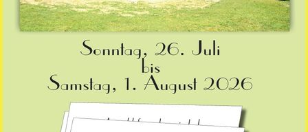 Ein Holzchalet mit Solarpanelen steht auf einem grasbewachsenen Hügel mit Bergen im Hintergrund. Der Text lautet: 'Sonntag, 26. Juli bis Samstag, 1. August 2026'. Anmeldeformulare sind ab dem 05. Mai 2026 erhältlich.