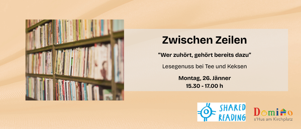 Plakat mit Büchern im Hintergrund, Titel 'Zwischen Zeilen', Zitat 'Wer zuhört, gehört bereits dazu', Lesegenuss bei Tee und Keksen am Montag, 26. Jänner, 15:30-17:00.