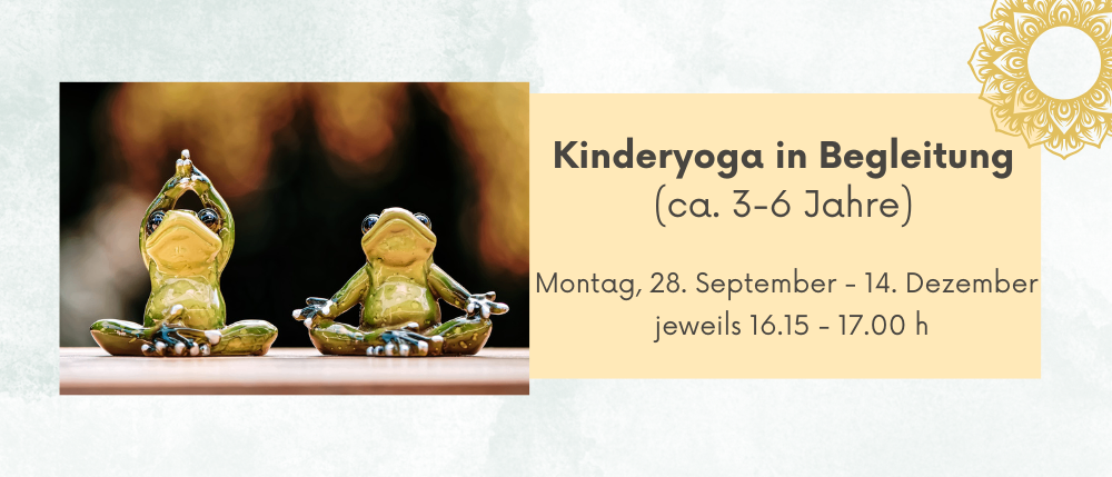 Zwei Froschfiguren in Yoga-Posen mit einem unscharfen Hintergrund, Text auf Deutsch lautet Kinderyoga in Begleitung (ca. 3-6 Jahre) und Termine für die Yoga-Sitzungen.