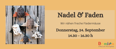 Eine Holzwand mit hängenden dekorativen Fledermäusen. Der Text lautet 'Nadel & Faden' und 'Wir naehen freche Fledermaeuse Donnerstag, 24. September 14.30 - 16.30 h'. Das Bild ist gelb-thematisiert.