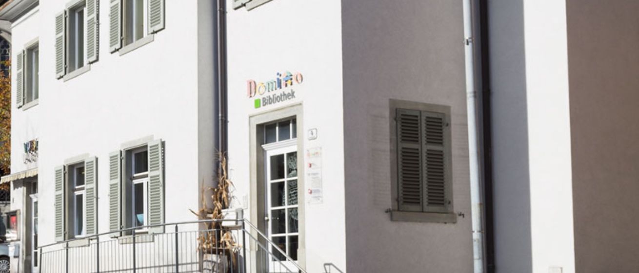 Bild enthält, Window, City, Curtain, Shutter, Architecture, Building, Home Decor, Urban, French Window