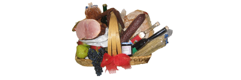 Ein Korb gefüllt mit verschiedenen Lebensmitteln, darunter Schinken, Trauben, Brot, eine Flasche Wein und ein Glas Marmelade.