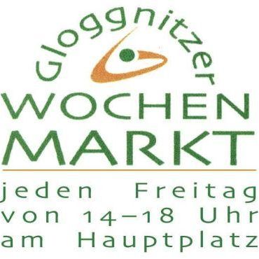 Logo des Wochenmarktes mit grünem Text, 'WOCHEN MARKT', jeden Freitag von 14-18 Uhr auf dem Hauptplatz.