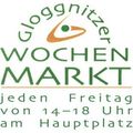 Logo des Wochenmarktes mit grünem Text, 'WOCHEN MARKT', jeden Freitag von 14-18 Uhr auf dem Hauptplatz.