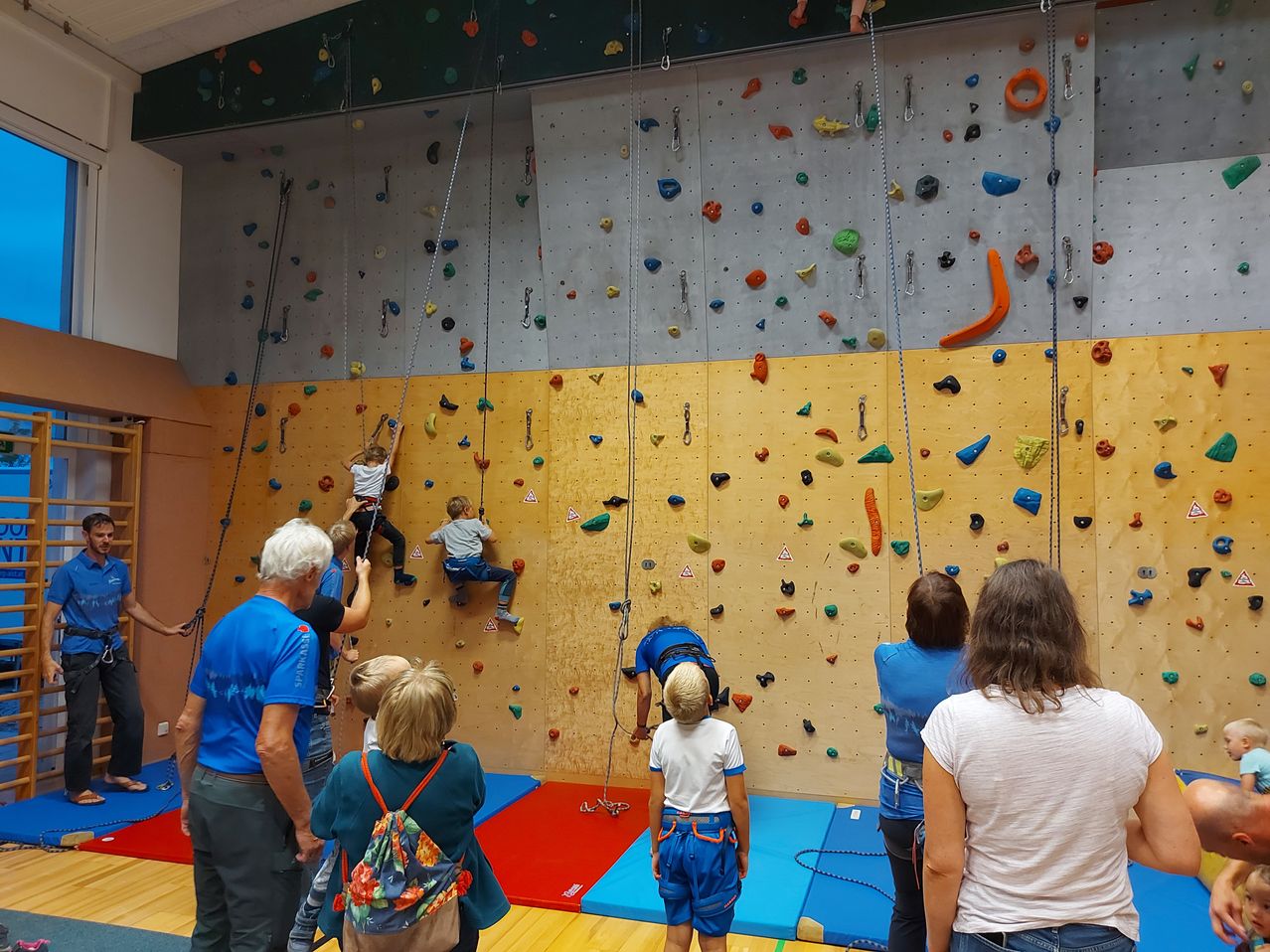 Bild enthält, Outdoors, Person, Adult, Male, Man, Boy, Child, Climbing, Jeans, Head
