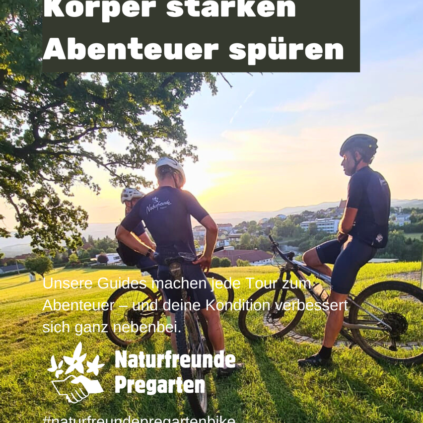 Drei Radfahrer posieren auf einem Grashügel mit Stadtpanorama im Hintergrund. Das Bild zeigt den Slogan 'Körper stärken, Abenteuer spüren'. Die Biker tragen Helme, Trikots und Turnschuhe. Der Hintergrund zeigt Gebäude und Bäume. Hashtags beinhalten '#naturfreundepregartenbike'.