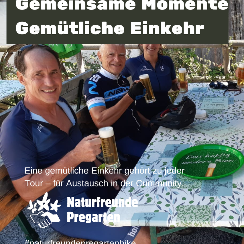 Drei Personen lächeln und halten Biergläser in den Händen. Das Bild bewirbt einen Gemeinschaftsaustausch und zeigt den Hashtag #naturfreundepregartenbike.