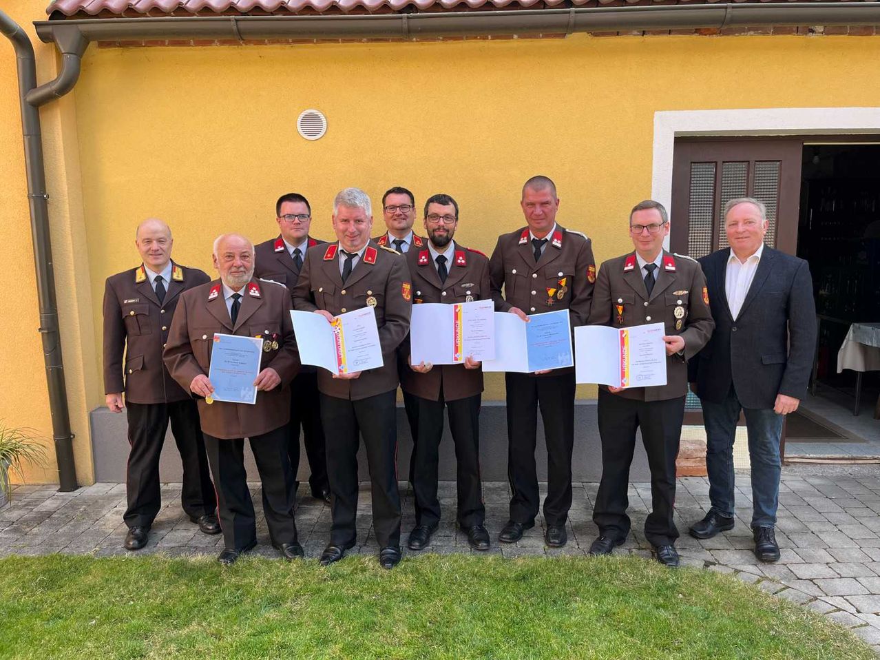 Bild enthält, Officer, Person, Adult, Male, Man, Military, Military Officer, Coat, Suit, Glasses