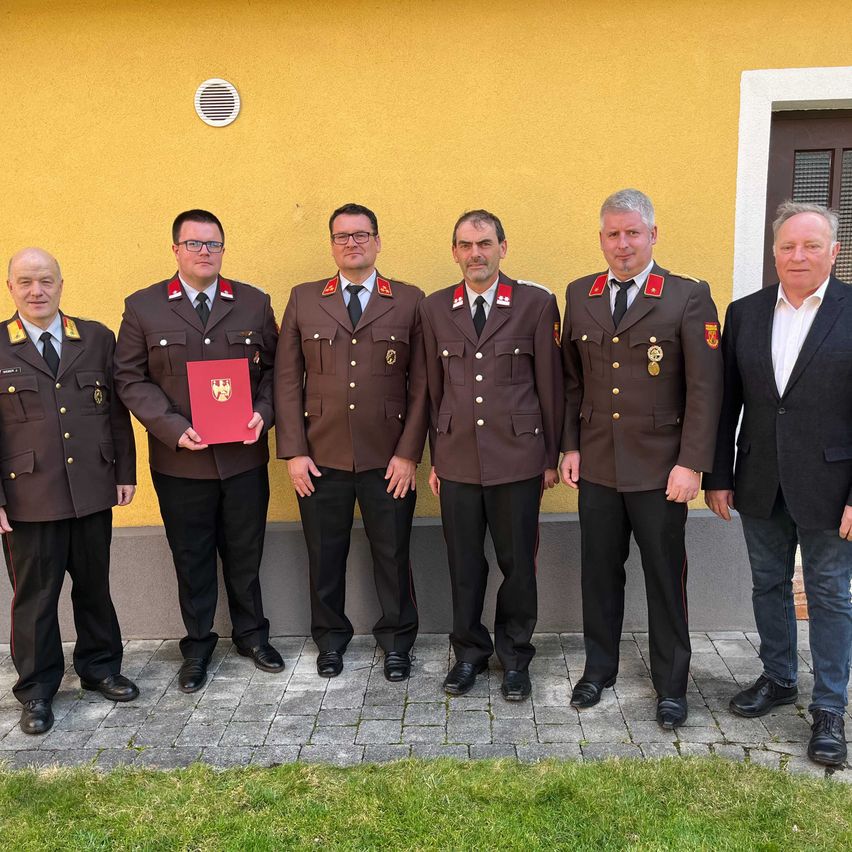 Bild enthält, Adult, Male, Man, Person, Officer, Coat, Tie, Glasses, Military Officer, Pants