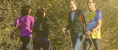 Bild enthält, Person, Walking, Sword, Hiking, Adult, Female, Woman, Vegetation, Pants, T-Shirt