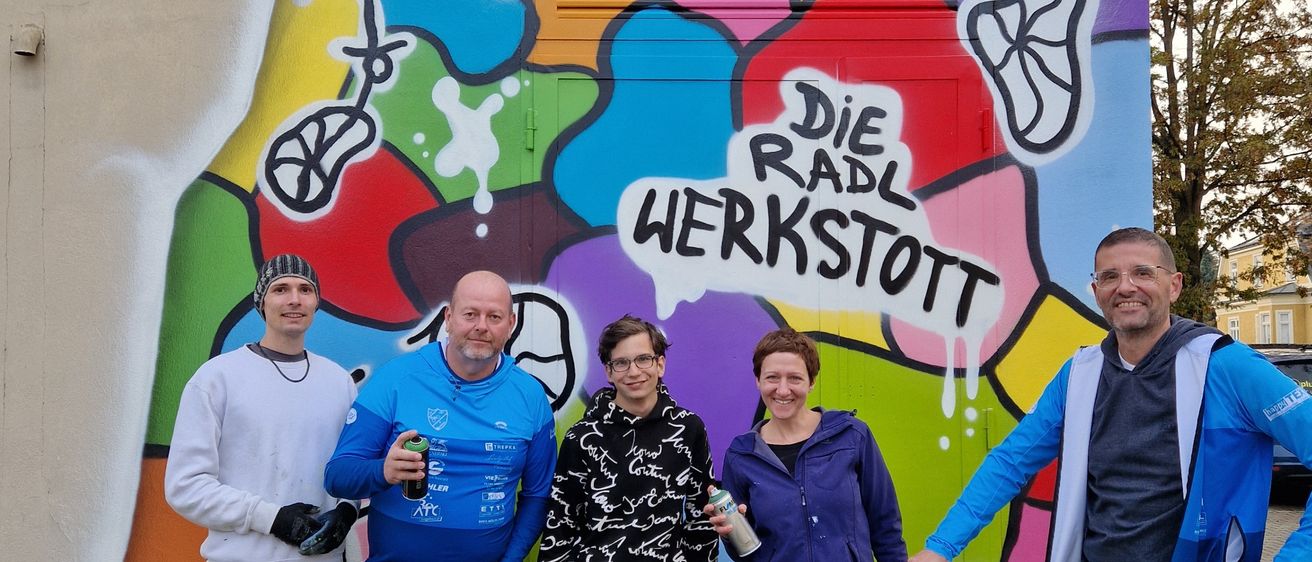 Bild enthält, Pants, Jeans, Adult, Male, Man, Person, Wheel, Shoe, Bicycle, Painting