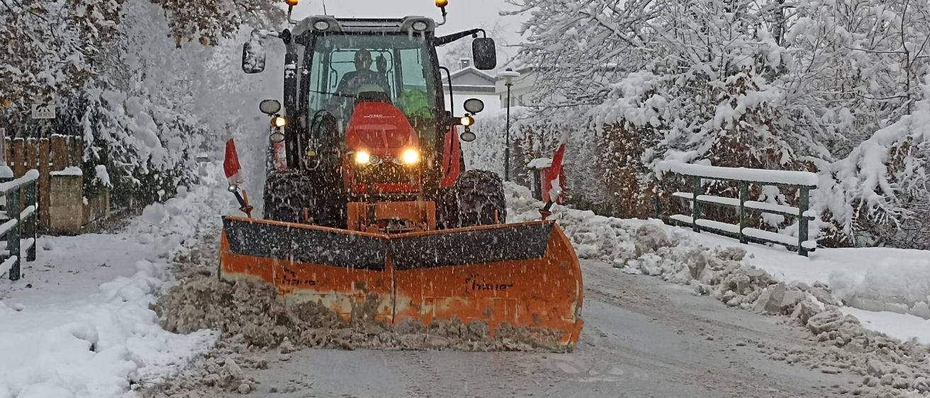 Bild enthält, Machine, Tractor, Transportation, Vehicle, Bulldozer, Snowplow, Person