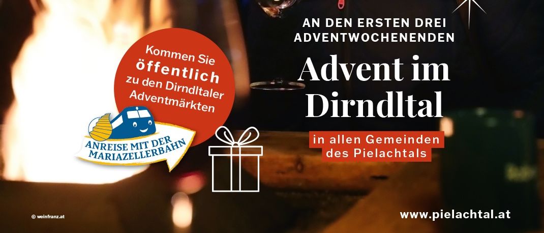 Eine lächelnde Frau in weißer Mütze und Schal steht neben einem Lagerfeuer. Ein Schild zeigt 'Frohes Weihnachtsfest'. Das Bild wirbt für Advent im Dirndltal und lädt Besucher zu den ersten drei Adventwochenenden in alle Gemeinden des Pielachtals ein.