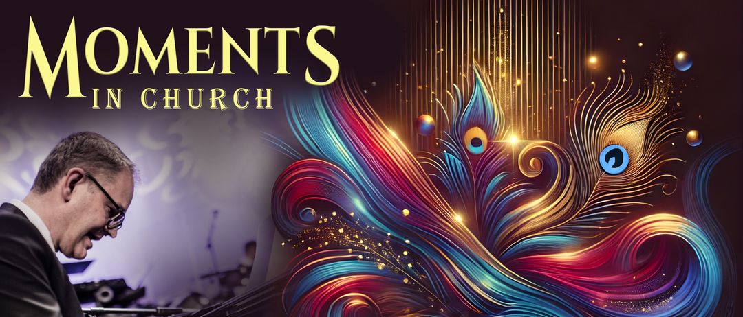 Ein Pianist spielt ein schwarzes Klavier mit mehrfarbigen abstrakten Designs im Hintergrund. Die Worte 'Moments Church' und 'Echo der Live' sind prominent angezeigt.