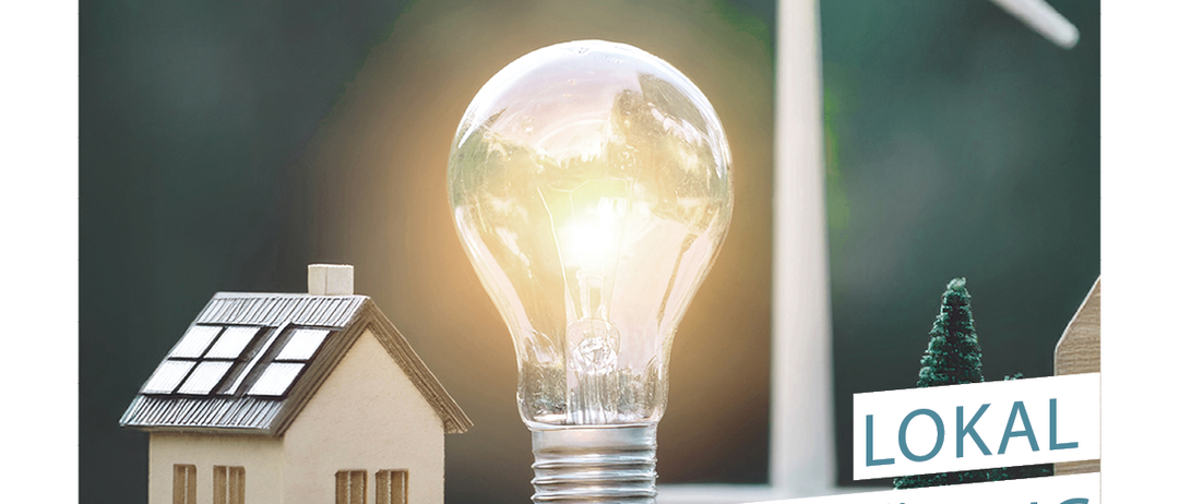 Plakat für eine Informationsveranstaltung über lokale Energiegemeinschaften, mit einem kleinen Haus mit Solarzellen, einer Glühbirne und Windturbinen. Der Text enthält 'Lokal Unabhangig Gemeinschaftlich'.