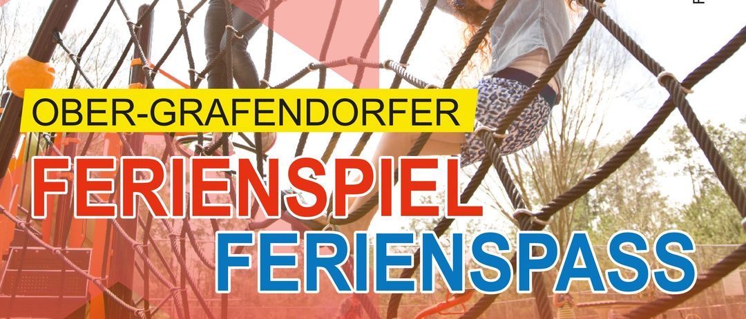 Eine Gruppe von Kindern, die ein Netz auf einem Spielplatz erklimmt, mit einem Banner, das 'Ober-Grafendorfer Ferienspiel Ferienspass' steht. Das Bild hat einen Wasserzeichen in der unteren rechten Ecke.