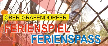 Ein Werbebild für Ober-Grafendorfer Ferienspiel Ferienpass, das Kinder beim Klettern an einem Seilnetz zeigt, mit einem blauen Himmel und Bäumen im Hintergrund.