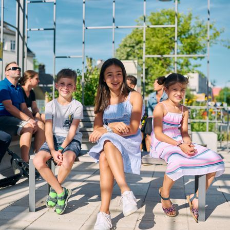 Bild enthält, Shorts, Female, Girl, Person, Teen, Child, Boy, Male, Shoe, Woman