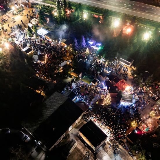 Bild enthält, City, Metropolis, Urban, Lighting, Concert, Crowd, Flare, Outdoors, Road, People