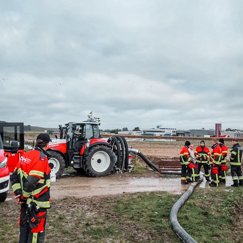 Bild enthält, Person, Worker, Adult, Male, Man, Hat, Glove, Shoe, Car, Bench