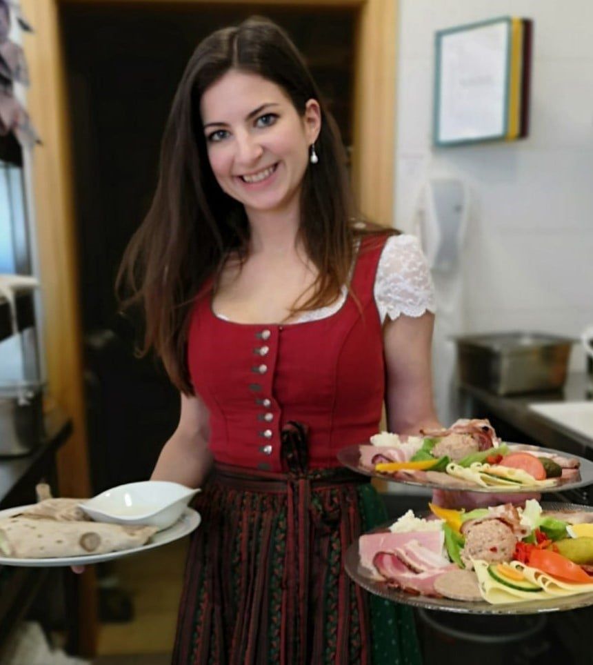 Bild enthält, Person, Waiter, Adult, Female, Woman, Face, Head