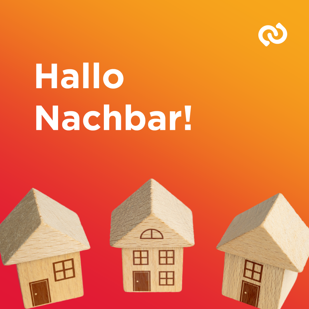 Ein orangefarbener Farbverlaufshintergrund mit dem Text 'Hallo Nachbar!' und drei Holzhausmodellen, die in einer Reihe angeordnet sind. Die Häuser sind in verschiedenen Größen und Stilen.