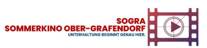 Ein Logo für Sommerkino Ober-Grafendorf mit einem Filmstreifen und einem Play-Button, das anzeigt, dass die Unterhaltung genau hier beginnt.