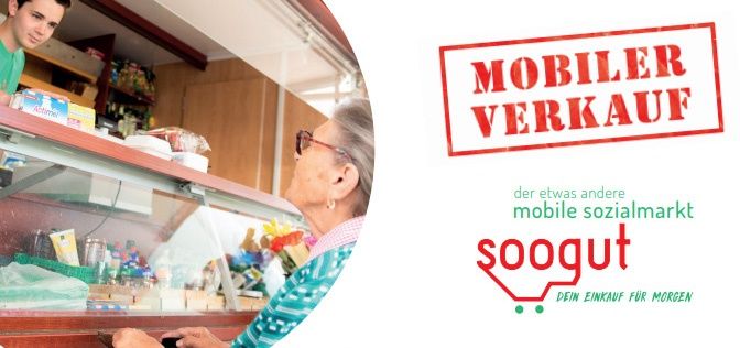 Eine ältere Frau schaut sich Produkte in einer Shop-Auslage an, während ein junger Mann ihr bedient. Der Shop ist ein mobiler Sozialmarkt namens soogut mit dem Slogan 'Dein Einkauf für morgen.'