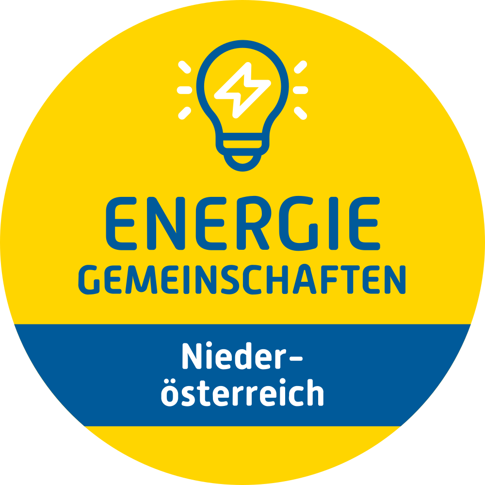 Ein gelbes kreisförmiges Logo mit blauem Umriss. Es zeigt ein Symbol einer Glühbirne mit einem Blitz im Inneren, beschriftet mit 'ENERGIE GEMEINSCHAFTEN' und darunter 'Nieder-osterreich.'