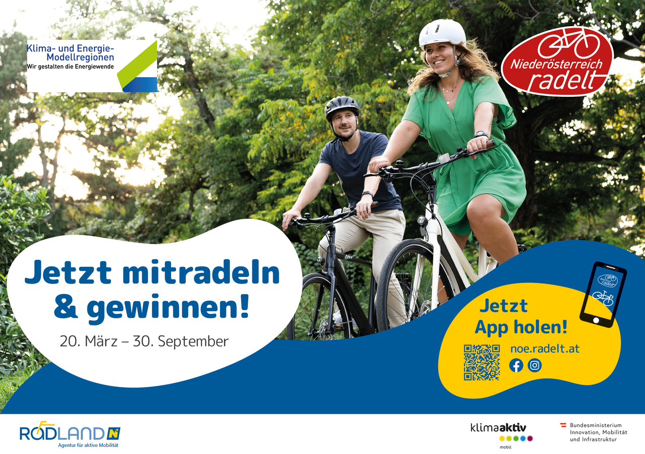 Ein Mann und eine Frau fahren im Wald auf Fahrrädern. Ein Text-Overlay sagt 'Jetzt mitradeln gewinnen! März - 30. September'. Ein QR-Code und Social-Media-Icons sind sichtbar.