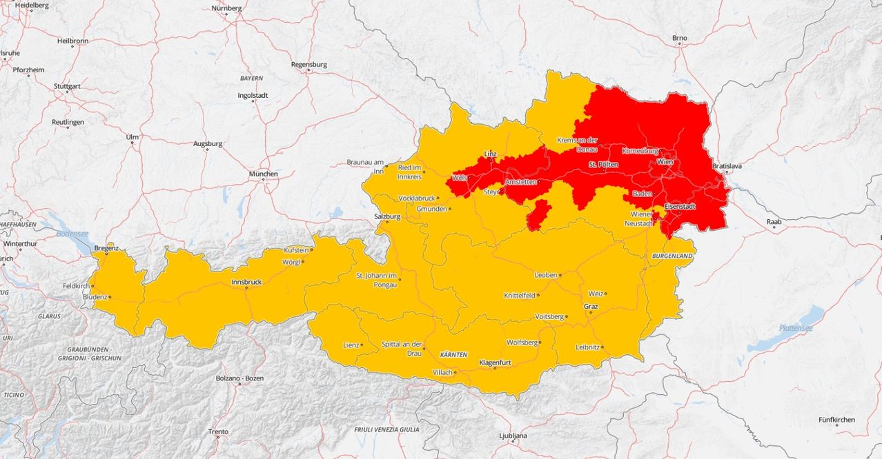 Karte mit Temperaturverteilung in Österreich, rote und gelbe Bereiche zeigen höhere Temperaturen, gekennzeichnete Städte sind Wien, Salzburg und Graz.