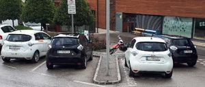 Bild enthält, License Plate, Path, Sidewalk, Neighborhood, Urban, Road, City, Street, Suv, Motorcycle