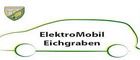 Ein Logo mit einer grünen Umrandung eines Elektroautos mit angeschlossenem Stecker. Die Worte 'ElektroMobil Eichgraben' sind in fetter schwarzer Schrift unter dem Auto geschrieben.