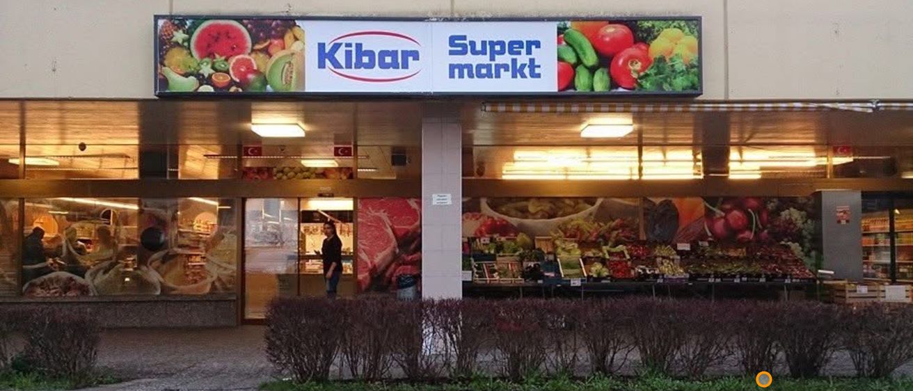 Bild enthält, Shop, Shopping Mall, Architecture, Building, Indoors, Restaurant, Person